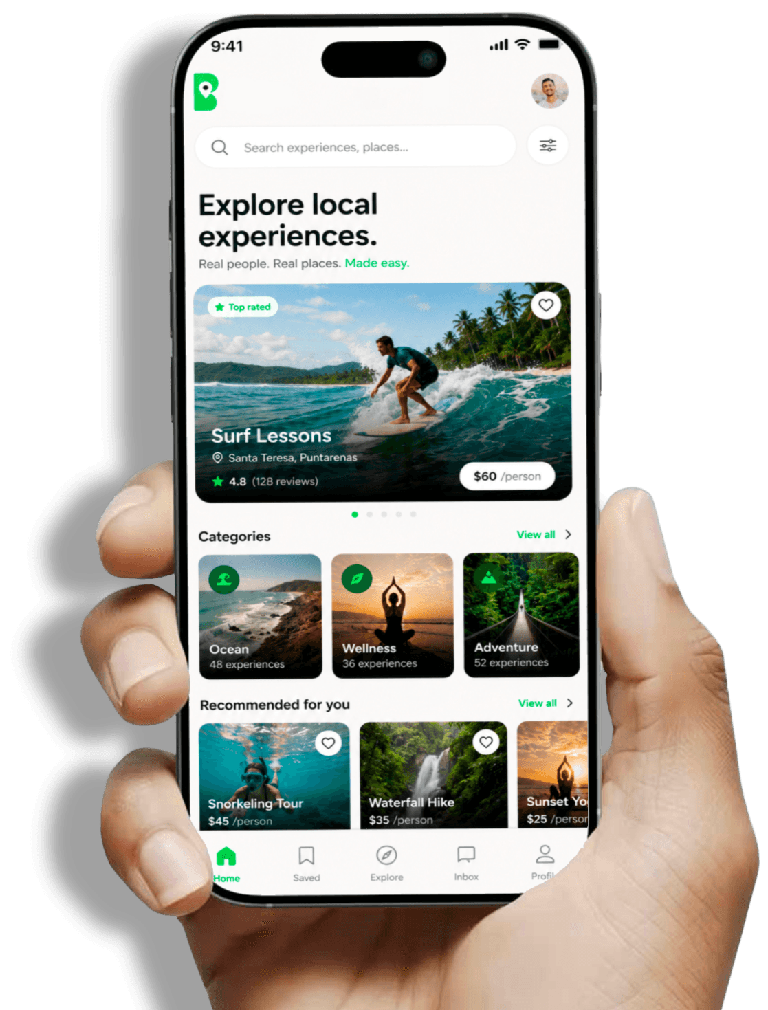 Mano sosteniendo un teléfono con la app BAYÁ abierta